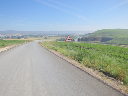 A cyclist out for a morning ride is returning to Córdoba.